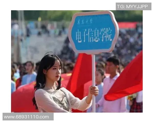 足球明星戴针织帽展现时尚风采与运动魅力的完美结合 足球明星戴针织帽展现时尚风采与运动魅力的完美结合